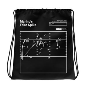 Puede incluir: Bolsa de cordón negro y blanco con un diagrama de jugada de fútbol en la parte delantera. El diagrama muestra una jugada llamada "Marino's Fake Spike" con el texto "Regular Season, Week 13 The Meadowlands, 27 November 1994" y "1st & GOAL 40 0:22".