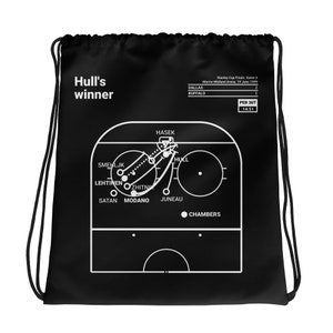 Puede incluir: Ilustración en blanco y negro de un juego de hockey. El texto "Hull's winner" está en la parte superior de la imagen. El texto "Stanley Cup Finals: Game 6" está en la parte superior de la imagen. El texto "Marine Midland Arena, 19 June 1999" está debajo del texto "Stanley Cup Finals: Game 6". El texto "Dallas" está arriba del texto "Buffalo". El texto "PER 30T" está arriba del texto "14:51". El texto "2" está a la derecha del texto "Buffalo". El texto "Hasek" está arriba del texto "Hull". El texto "Smehiljk" está arriba del texto "Lehtinen". El texto "Zhitnik" está arriba del texto "Modano". El texto "Satan" está debajo del texto "Lehtinen". El texto "Juneau" está debajo del texto "Zhitnik". El texto "Chambers" está debajo del texto "Juneau".