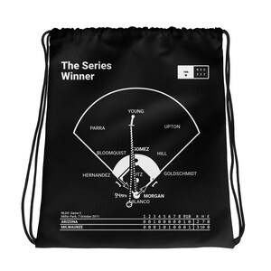 Puede incluir: Bolsa de cordón negra con un gráfico de diamante de béisbol blanco. El gráfico incluye los nombres y las posiciones de los jugadores, así como el marcador de un partido de béisbol. El texto "The Series Winner" está en la parte superior de la bolsa.