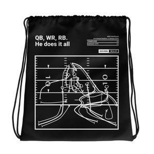 Puede incluir: Mochila negra de cordón con un diagrama de jugada de fútbol blanco y el texto "QB, WR, RB. He does it all". El diagrama de jugada muestra un campo de fútbol con una jugada dibujada en él. El texto "Wild Card Round", "Arrowhead Stadium, 6 January 2018", "TENNESSEE", "KANSAS CITY", "3rd & GOAL 30 6:31", "22" y "21" también son visibles en la mochila.