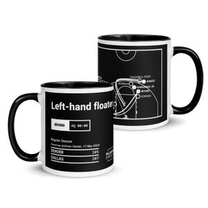 Könnte beinhalten: Eine schwarz-weiße Tasse mit einem Basketballfeld-Design und dem Text "Left-hand floater" auf der Vorderseite. Die Tasse hat einen schwarzen Rand und einen schwarzen Griff. Das Basketballfeld-Design zeigt die Positionen der Spieler und der Spielstand ist 105 zu 107.