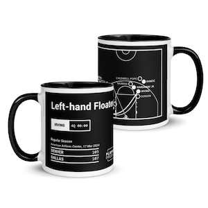 Pode incluir: Uma caneca preta e branca com um design de quadra de basquete e o texto "Left-hand Floater" na frente. A caneca tem uma borda e uma alça pretas. O design da quadra de basquete mostra as posições dos jogadores e o placar é 4Q 00:00. O texto "IRVING" também está na caneca.