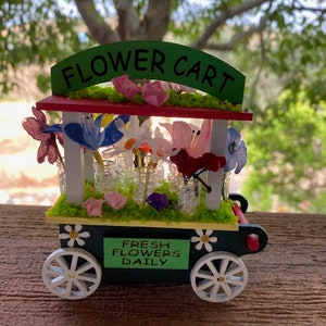Fairy Garden Miniatur Blumenwagen mit bunten Frühlingsblüten Fee Dekorzubehör