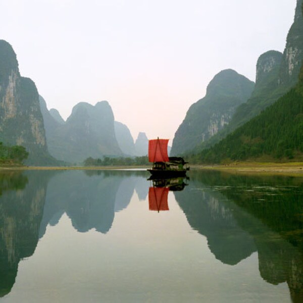 Vissersboot op de Li rivier, Red varen, China. Thuis en op kantoor muur decor foto.