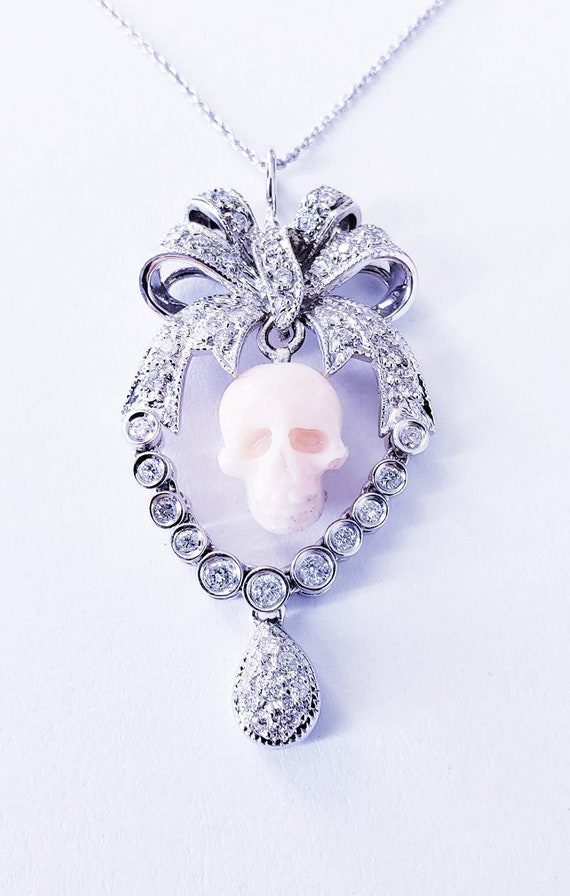 Diamond & Coral skull pendant | diamond bow coral 