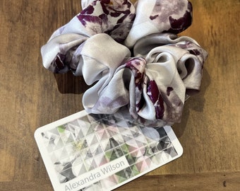 Scrunchie de seda hecho a mano con estampado digital y diseño único. Floral gris y lila