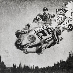 Op de afbeelding: Een zwart-wit illustratie toont een persoon die een raketvormig voertuig bestuurt, versierd met octopus tentakels. Het voertuig is voorzien van het label "Rocket Racer". De afbeelding heeft een grijstinten kleurenpalet, met een bos silhouet op de achtergrond.