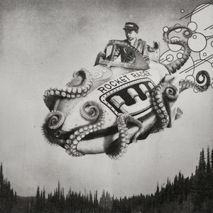 Puede incluir: Una fotografía en blanco y negro de un vehículo vintage con forma de cohete con un pulpo unido a él. El vehículo tiene las palabras "Rocket Racer" impresas en el lateral. Una persona está sentada en el asiento del conductor.