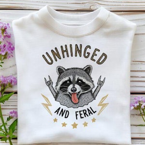 Desequilibrado e Feral PNG, Rock'n Feral Possum PNG, Rock And Roll Raccoon, Engraçado Sarcástico Citação Png, Vintage Feral Mom PNG, Wild Mom Life Png