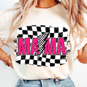 Könnte beinhalten: Weißes T-Shirt mit einem pinkfarbenen "MAMA"-Motiv auf einem schwarz-weiß karierten Hintergrund mit einem Blitz.