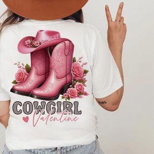 Vaquera de San Valentín, feliz día de San Valentín en el campo, camiseta de feliz día de San Valentín, camiseta de vaquera, botas rosas, PNG, descarga instantánea