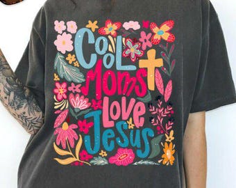 Jesús PNG, Camiseta retro de Jesús PNG, Cristiano PNG, Diseño genial de "Mamás aman a Jesús" PNG, Versículo bíblico PNG, Fe PNG, Camiseta cristiana de moda para mamás PNG