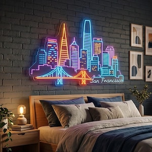 Könnte beinhalten: Ein Neonschild, das die Skyline von San Francisco darstellt, mit der Golden Gate Bridge in Orange und Blau, Wolkenkratzern in verschiedenen Farben wie Blau, Orange und Lila sowie dem Schriftzug San Francisco in Schreibschrift.