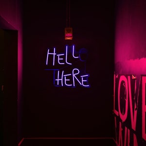 Insegna al neon "Ciao, diavolo, sono qui", insegna a LED personalizzata per Halloween, luce al neon per feste spettrali, insegna per matrimoni, insegna al neon tremolante, insegna al neon per compleanni