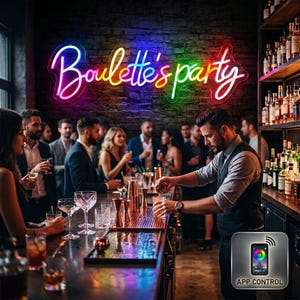 Puede incluir: Un letrero de neón montado en una pared de ladrillo oscuro que muestra el texto "Boulette's party" en una fuente cursiva vibrante con degradado multicolor. El letrero presenta un efecto brillante con colores que van del rosa y azul al amarillo y verde.