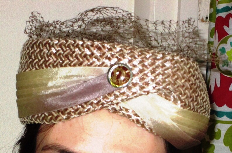 Straw adorned wCream colored SatinSateen Ribbon Very Elegant VINTAGE Hat Tulle /& a Beautiful Marbleized Stone in neutral colors