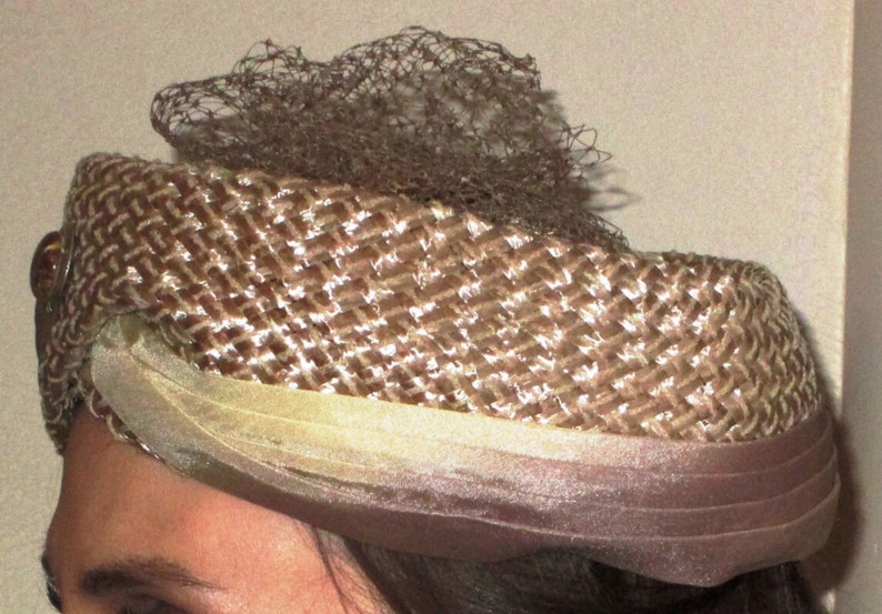 Straw adorned wCream colored SatinSateen Ribbon Very Elegant VINTAGE Hat Tulle /& a Beautiful Marbleized Stone in neutral colors