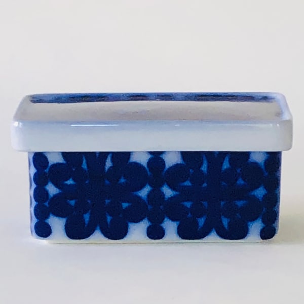 Beautiful blå husar hand-painted butter box by Stig Lindberg for Gustavsberg.