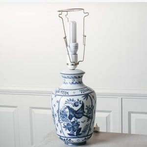 Lampa stołowa Vintage Rörstrand autorstwa Irmy Claesson – niebiesko-biała skandynawska ceramika, ręcznie malowany kwiatowy wzór z ptakami
