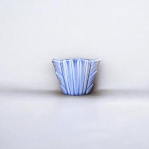 Raro jarrón en miniatura Art Déco de Gunnar Nylund para Rörstrand en azul polvo vintage de la década de 1950