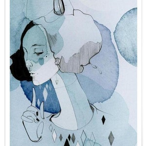 Könnte beinhalten: Eine Aquarell-Illustration einer Person mit blauem und grauem Haar, die ein blau-weiß gemustertes Hemd trägt. Die Person schaut nach unten und hat den Finger auf den Lippen.