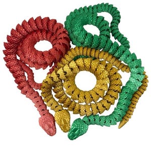 Peut inclure: Trois jouets serpents articulés colorés en rouge, vert et or. Chaque serpent est enroulé en forme circulaire, avec des écailles détaillées et une tête pointue. Les serpents sont disposés dans un motif visuellement attrayant.