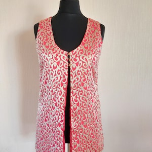 Veste romantique vintage rouge avec ornements dorés, taille moyenne