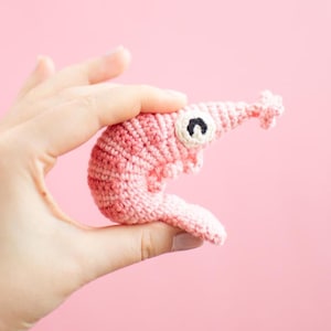Crochet shrimp toy, cute plushie amigurumi, low-sew digital PDF pattern in English US terms, small funny salmon pink sea themed keychain