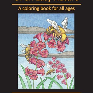 Pu&ograve; includere: Un libro da colorare intitolato "Of an Easy Nature: A coloring book for all ages" illustrato con api e fiori. La copertina presenta un'ape che impollina un fiore rosa con una seconda ape che vola nelle vicinanze.