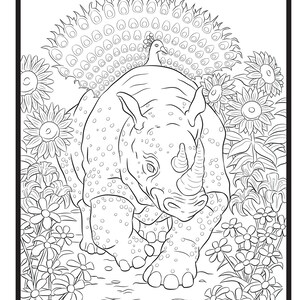 Pu&ograve; includere: Un disegno in bianco e nero di un rinoceronte con un pavone appollaiato sulla sua schiena. Il rinoceronte &egrave; circondato da girasoli e altri fiori.