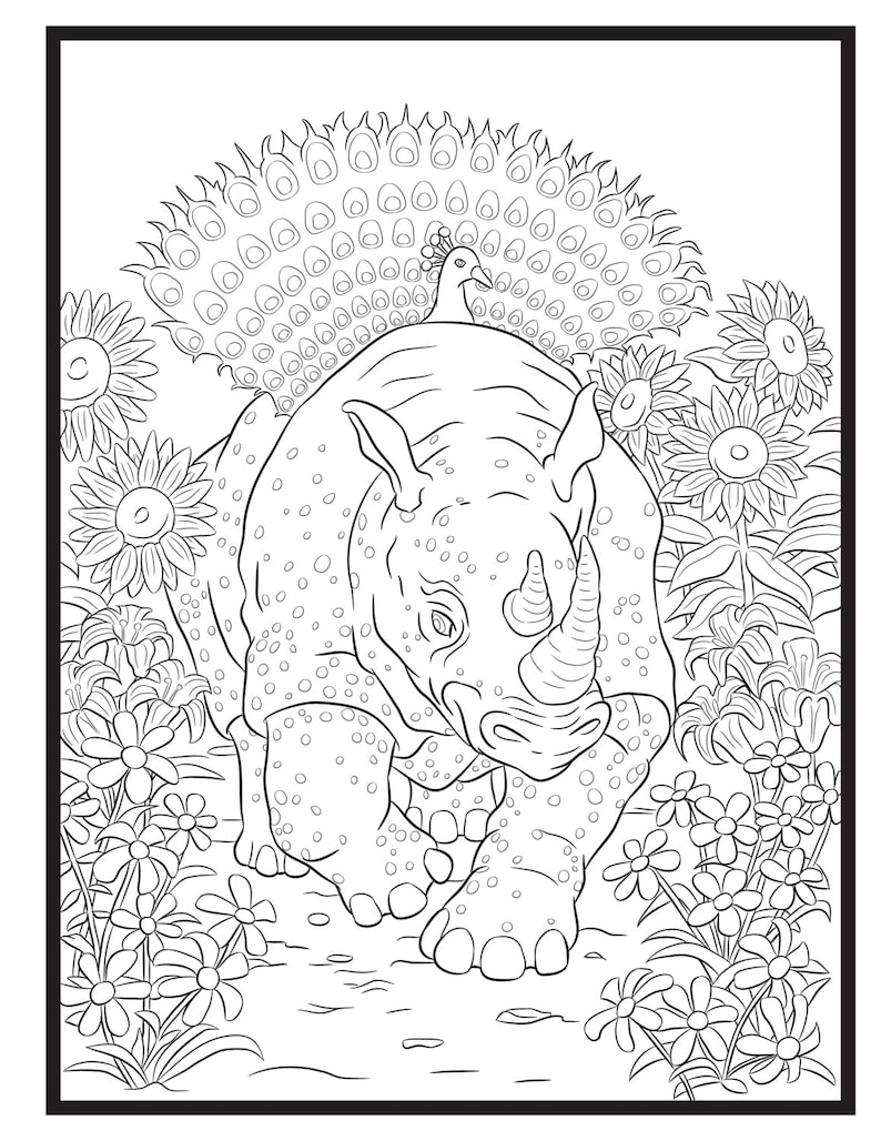 Pu&ograve; includere: Un disegno in bianco e nero di un rinoceronte con un pavone appollaiato sulla sua schiena. Il rinoceronte &egrave; circondato da girasoli e altri fiori.