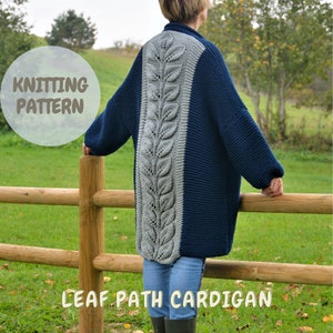 Op de afbeelding: Breipatroon voor een blauwe en grijze cardigan met een bladontwerp op de rug. De cardigan is lang en heeft een losse pasvorm. Het patroon heet "Leaf Path Cardigan".