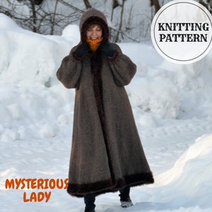 Könnte beinhalten: Strickmuster für einen langen, braunen Kapuzenmantel mit Pelzbesatz. Der Mantel wird von einer Person in einer verschneiten Außenumgebung getragen. Der Text "Knitting Pattern" und "Mysterious Lady" ist auf dem Bild zu sehen.