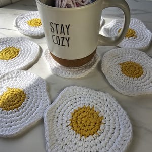 Posavasos de ganchillo con forma de huevo frito: Decoración Kawaii hecha a mano en algodón 100%.