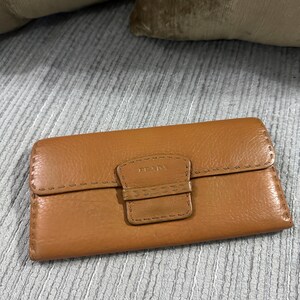 Cartera larga unisex auténtica de Prada en piel marrón fabricada en Italia