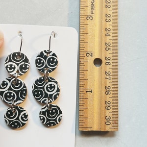 Classic size, black and white smiley face linked leather disc earring immagine 2