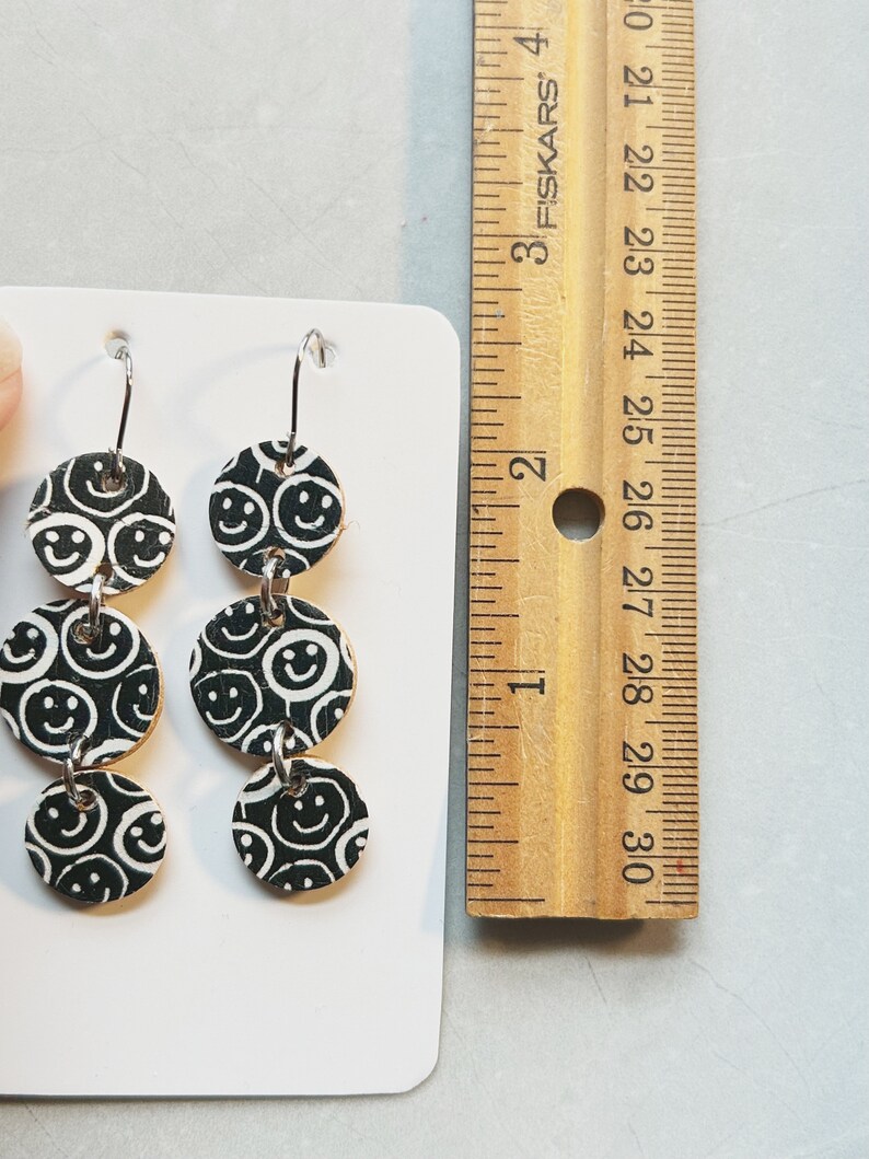 Classic size, black and white smiley face linked leather disc earring immagine 2