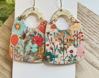 Classic size, boho floral cork on leather bucket shape earring linked to a brass arch