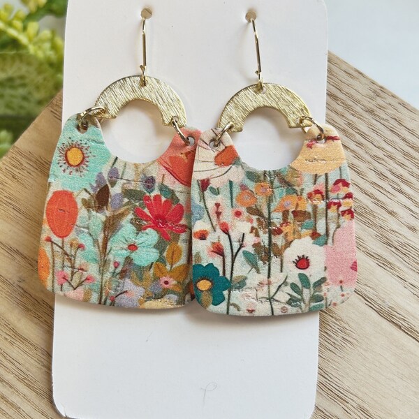 Classic size, boho floral cork on leather bucket shape earring linked to a brass arch