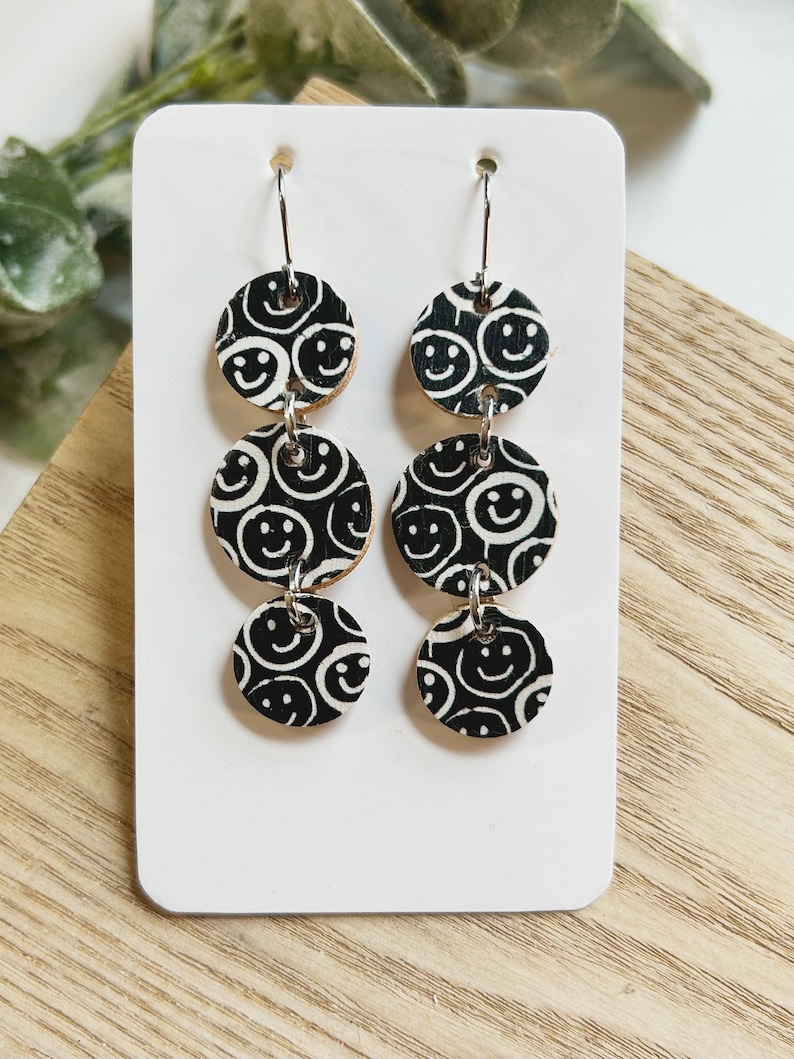 Classic size, black and white smiley face linked leather disc earring immagine 1