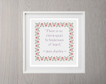 Op de afbeelding: Een ingelijst kruissteekborduursel met een witte achtergrond en een groene en roze bloemenrand. De quote "Er is geen charme die gelijk is aan tederheid van hart." van Jane Austen is geborduurd in paarse draad.