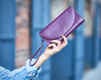 Handgenähte Geldbörse aus Leder: Clutch mit Reißverschluss - der Clark in Bordeaux, Marineblau & Roségold