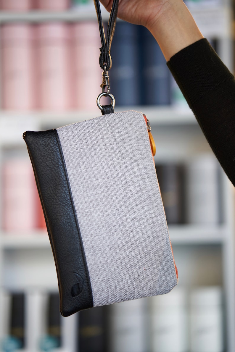 Portefeuille avec bracelet, pochette pour téléphone et portefeuille pour passeport les GOWANUS en tweed et noir image 3