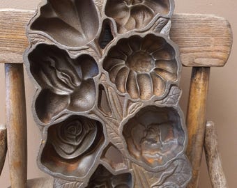 Vintage John Wright Cast Iron Floral Muffin Pan, 7 Flower Shaped Wells – Rustic Kitchen Decor