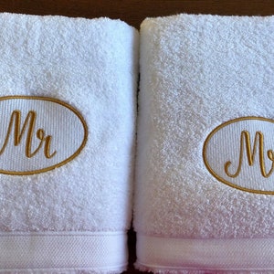 Mr & Mrs Oval Towel Embroidery Design. Two designs and two sizes  in one file, satin or scalloped edge. 5x7 and 4x4 inch versions.