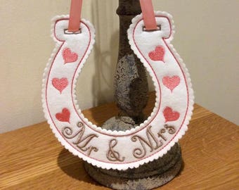 Wedding Day gift horse shoe Mr & Mrs Thornhill Bride & and groom gift keepsake 