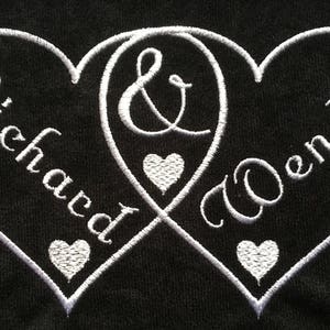 夫婦、新郎新婦、彼と彼女、名前が絡み合うハートの刺繍デザイン。5x7 インチのフープ。これはデジタル デザイン ファイルのみです。