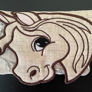In The Hoop 5 x 7&quot; paard portemonnee borduurwerk ontwerpbestand. Directe download beschikbaar. Dit is alleen een ontwerpbestand en geen kant-en-klaar item.