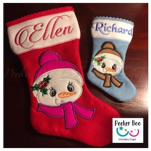 Puede incluir: Dos calcetines de Navidad personalizados con bordado de muñeco de nieve. El calcetín rojo tiene el nombre "Ellen" bordado y el calcetín azul tiene el nombre "Richard" bordado.