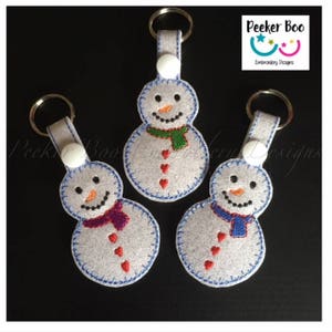 Diseño de llavero bordado de muñeco de nieve. Bastidor de 10 x 10 cm. Este es solo un archivo de diseño. Ideal para rellenar medias navideñas. Diseño ITH.